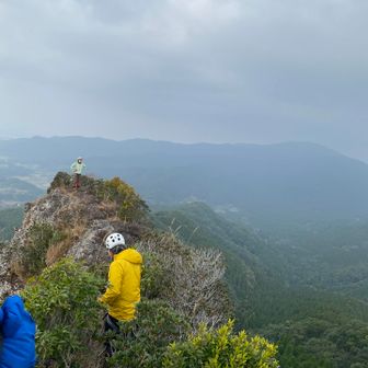 山頂より先に行ってる2人。見てる方が怖い😨