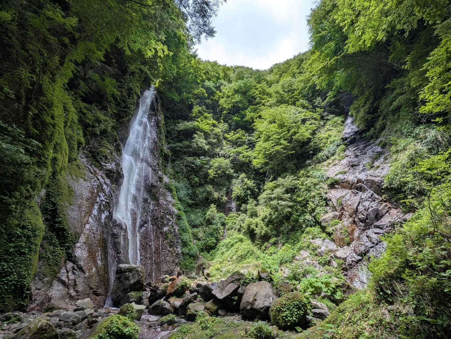 本棚の滝に到着です。迫力あります。右側の岩壁からも少し水が流れています。