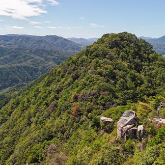 窓ヶ山西峰（710.6m）