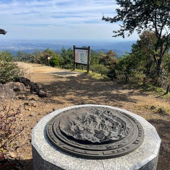 日の出山山頂 山座同定の石盤⛰️