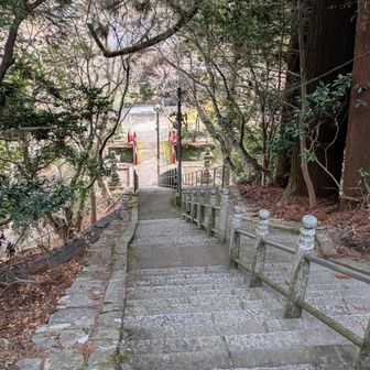 なが〜い石段が続く