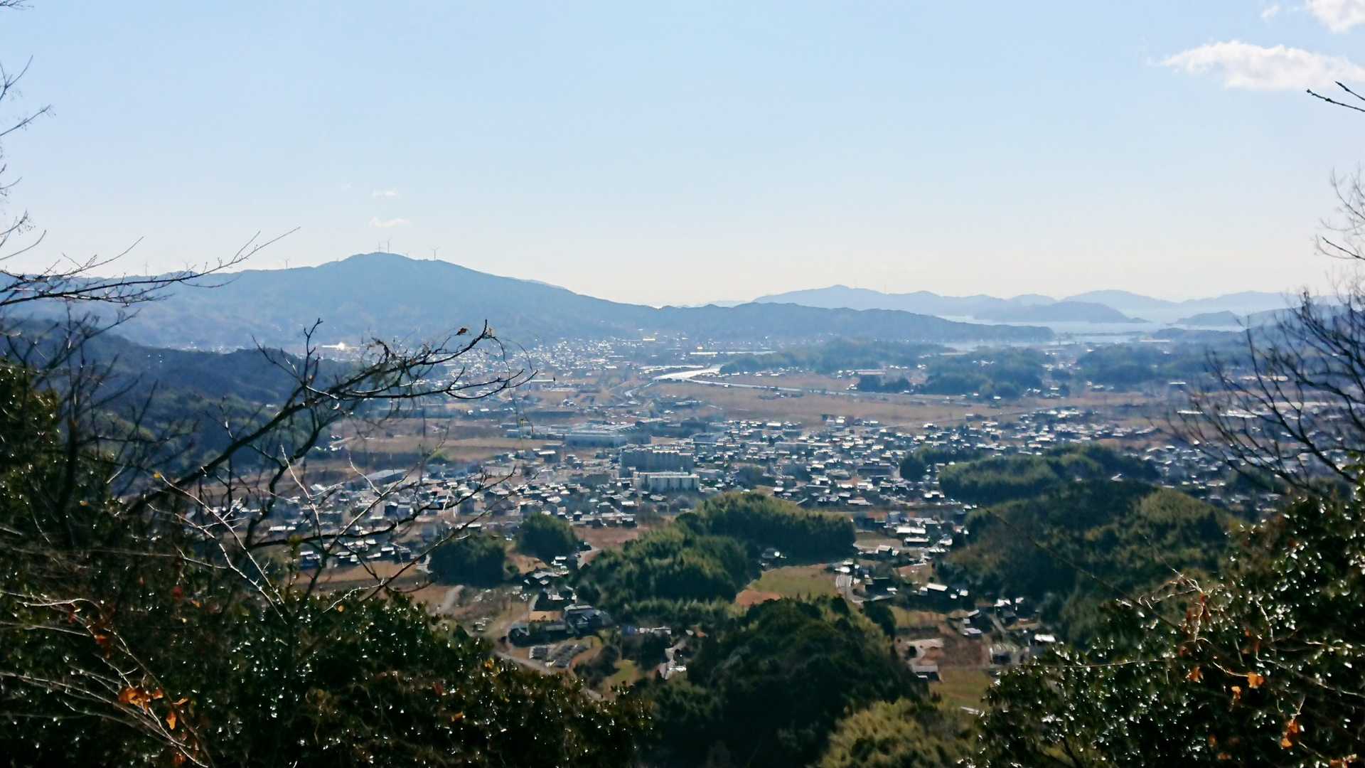 お堂の前からの眺望
眼下に田布施の町
中央左寄りに大星山
中央右寄り遠方に長島の上盛山
その右手前に南周防大橋