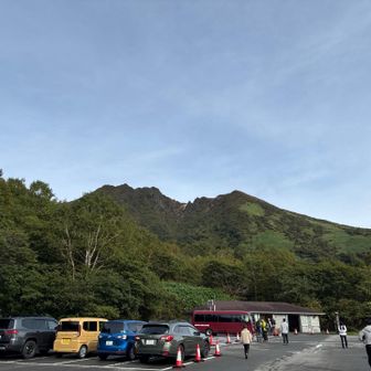 7時40分着でほぼ満車。学校バスも2台ほど。