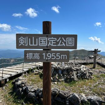 剣山へ
あと少しになってめちゃくちゃしんどくなり
次郎笈はトラバース
剣山の登りが苦しかった💦