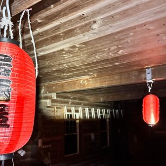 最後の写真が20時過ぎだった🏮

アルコール類をほぼ完飲したこと、あんなにたくさんのお料理を完食したこと、どうやって寝たのか…
全く記憶喪失状態🤣

トイレに行く際に、雨に濡れた石段の何処かで転倒したらしく、左腕と右大腿部の外側に青タンがあり💢→転倒した記憶もなかった🤣
右手に擦り傷があり💢
アルコールのお陰で、全く痛みを感じなかったらしい🤣
翌日、あちこち痛みが出てきた💢