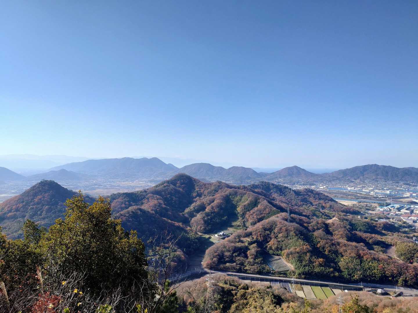 一番奥にうっすら石鎚山が見えていました。写真では？