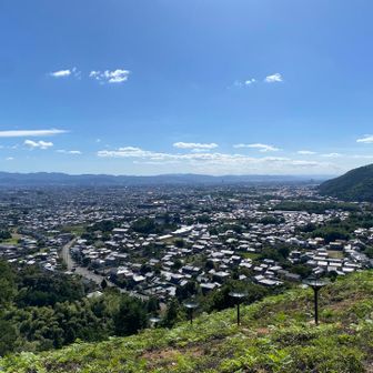 曼荼羅山へ　鳥居形の火床より　
下に清滝道が見えます