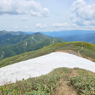 兎岳手前の分岐。
荒沢岳まで続く稜線を眺める。
歩くとなるとしんどそう😅