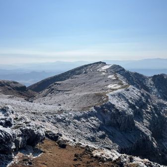 南岳への稜線も白く輝いて美しい