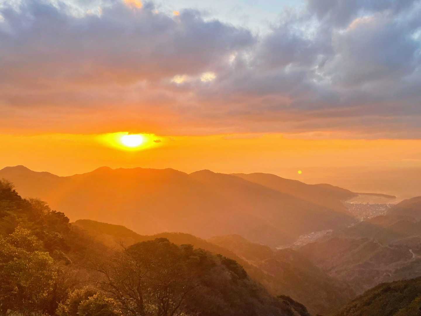 遅いからこそ見られた達磨山からの夕焼け🟥
富士山は、、雲に包まれていました。。残念。

この後、ヘッドランプを使用して真っ暗な中をゴールに向けて進みました。
めちゃくちゃ抜かれたし、暗闇の中でひとりぼっちになったり💦
脚が痛かったり、過去1番キツかった、、

歩いていると後ろからくる方やコース誘導の方々が
頑張って！ナイスラン！と声をかけてくれるのは力になりました😌