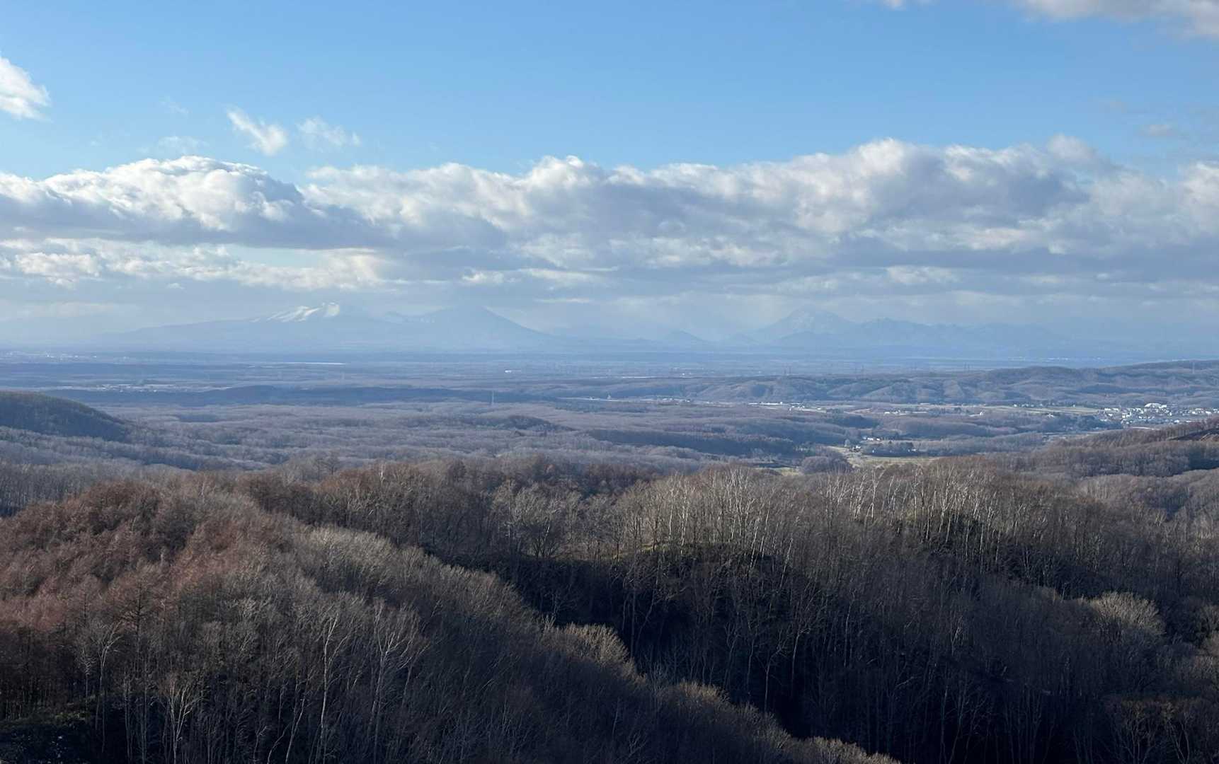 その先に開けたところがあって…
ちょっと霞んでいるけど、支笏湖方面の山並みが見えた！
