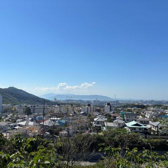 振り返って、奥に淡路島