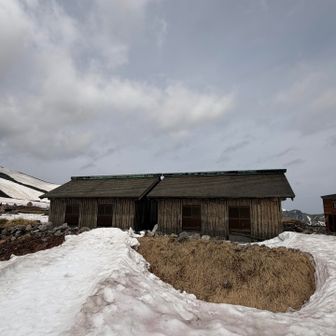 現存する日本最古の山小屋、室堂。なんと築300年です。
夏は中を見学できるんですが、今はまだ周りを雪に囲まれていて閉館していました。