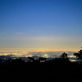 つつじヶ丘高原からの夜景🌃
霞んでますが日曜日ほどでは無いカラッとした感じですね👍