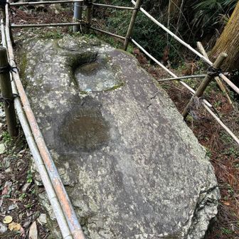 平安時代の伝承遺蹟「筆捨松」にちなみ、紀州徳川家初代藩主頼宣公の命により、自然の大石に硯の形を彫らせたと伝えられる。🤔
