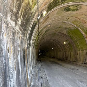 鞍掛トンネルの中を歩いて東側駐車場へ、車やバイクが通ると凄い爆音で怖いですが、歩道は両側にあります😱