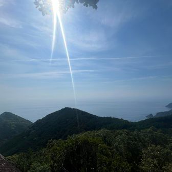 少し下山してハカリカケ岩からの太平洋🌊