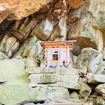 岩のひさしの奥に小さな祠。