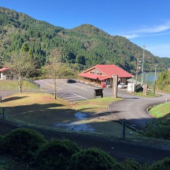 ふるさと釼親自然公園管理事務所に車を止め、出発です。