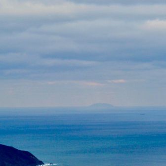 四季の風さん😃
整備活動いつもありがとうございます。

湯川山山頂より
沖ノ島がはっきりと 👀 ﾖｶｯﾀｰ
直線距離で約60km