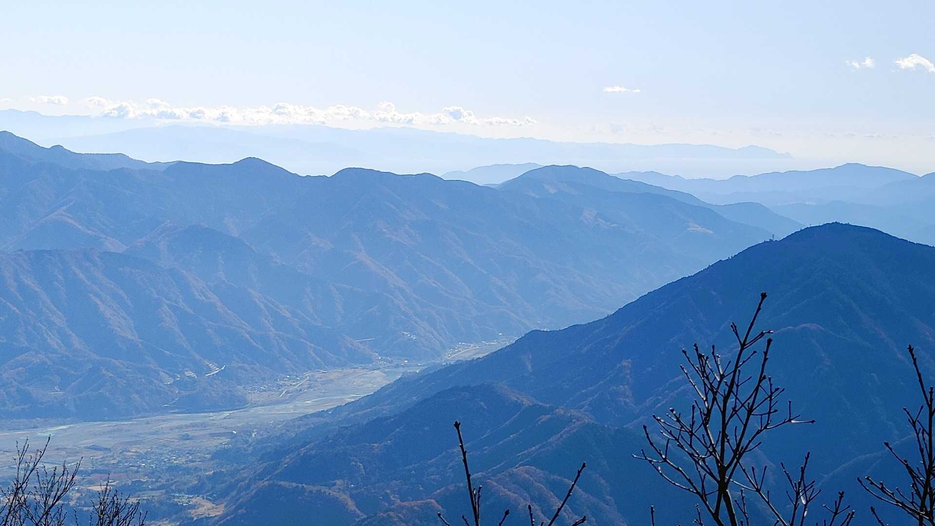 遠く伊豆半島も望めました。同じ山梨百名山の思親山、三石山なども手前に見えてますね！