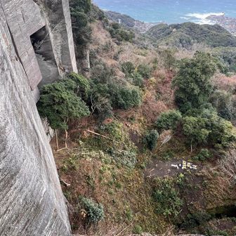 石の切り出しあと。
スパッと切れてますが、よく見ると一段一段切り出した後が見えてきます
