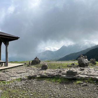いつも最初の急坂がしんどい
ここでさっそく休憩
三俣山は雲で霞んでます