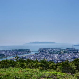 山頂にはベンチもあります