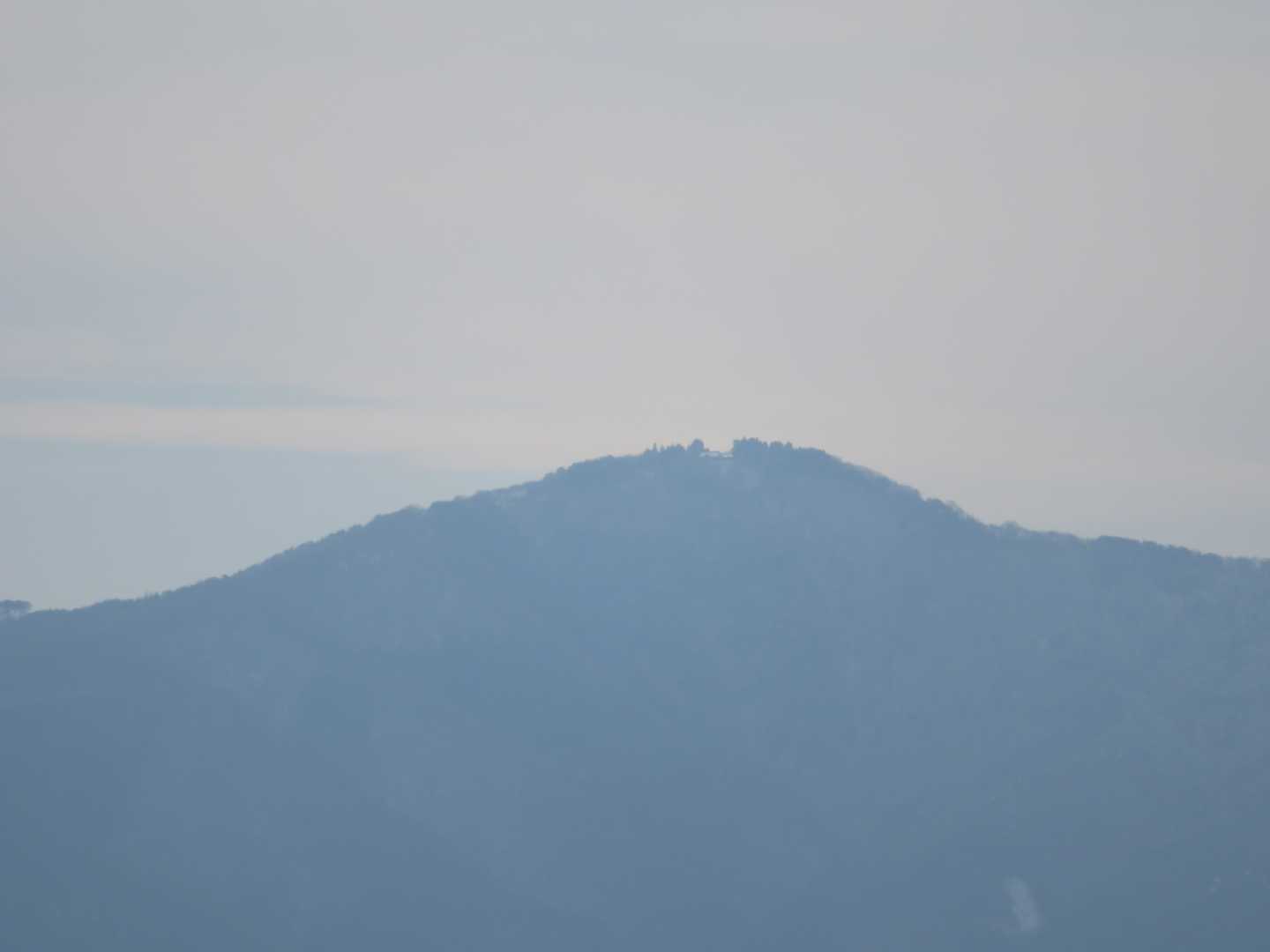 ズーム　大川山　左の長い稜線と山頂部の凹が特徴的