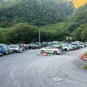市営無料駐車場。5時前で一杯でした。
