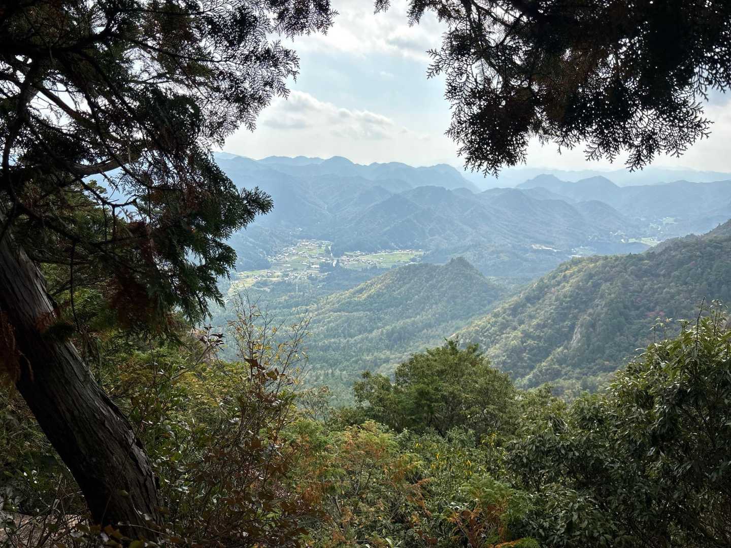 朝日岳周辺からの景色。遠くに住宅がポツポツ見える。