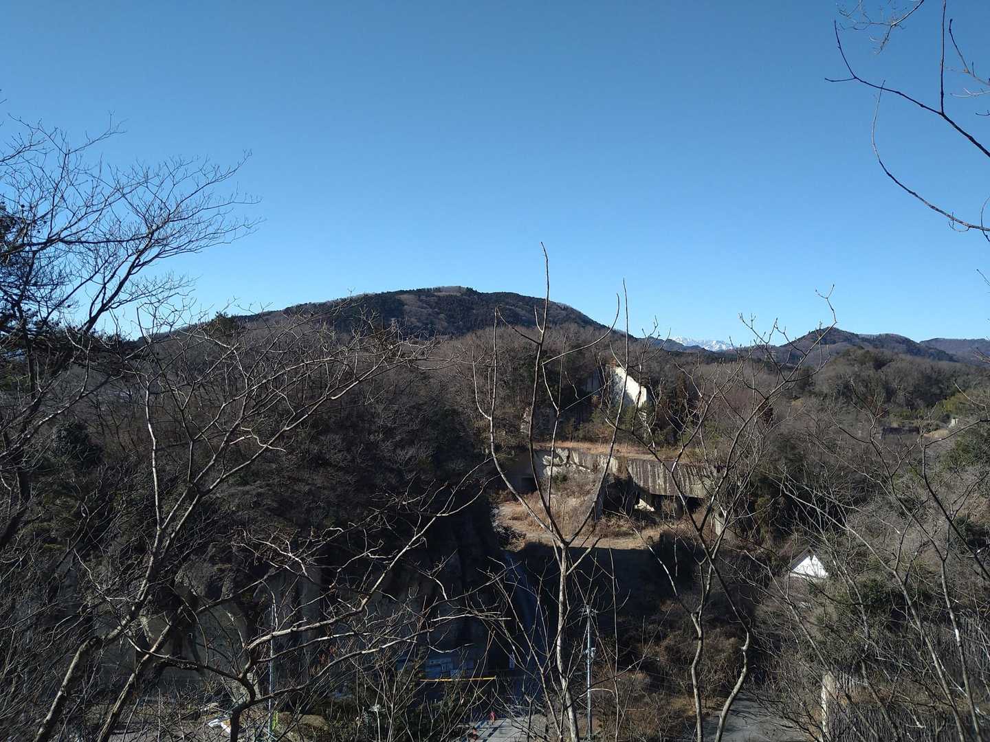 登り切ると、正面に多気山。