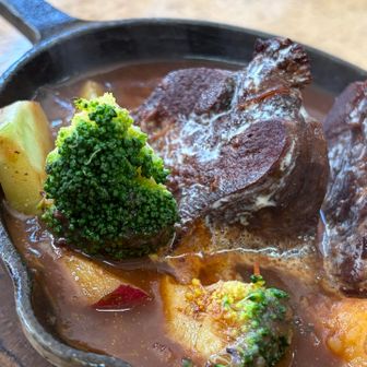 前回はビーフシチュー、今回はタンシチュー。おいしい