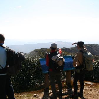 山頂の先の展望所まで足をのばす。
うまみ小屋は宴会中だたので近寄りませんでした。