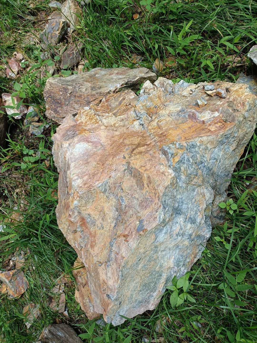 登山口にチャートの落石あり