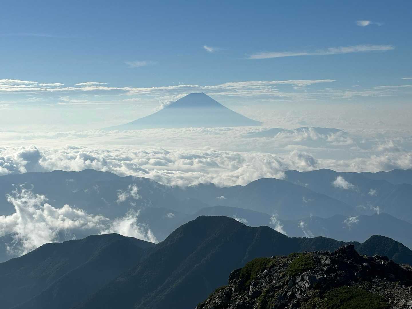 富士山も爆風に煽られ？出たり隠れたり。。。