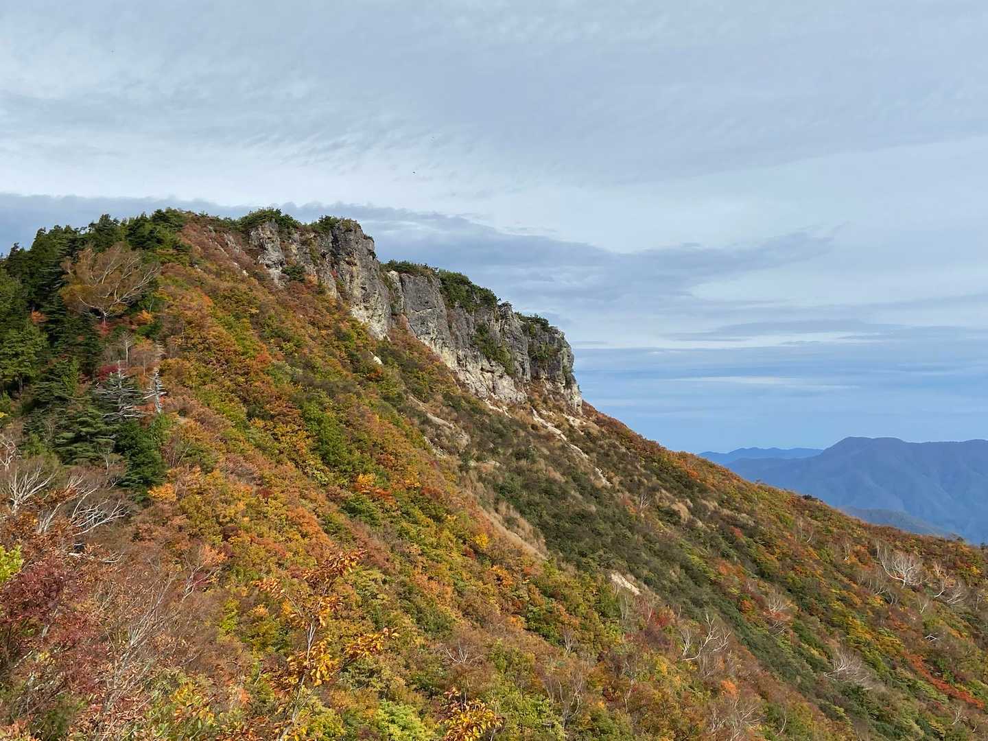 三方岩岳がある岩山
この斜面も💕