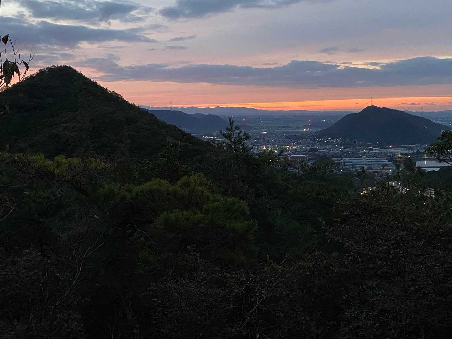 500mの休憩地点から
   三山(左)と鳴尾山(右)