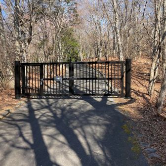 車道に出ました
山中湖に下って富士山山中湖バス停まで歩きます