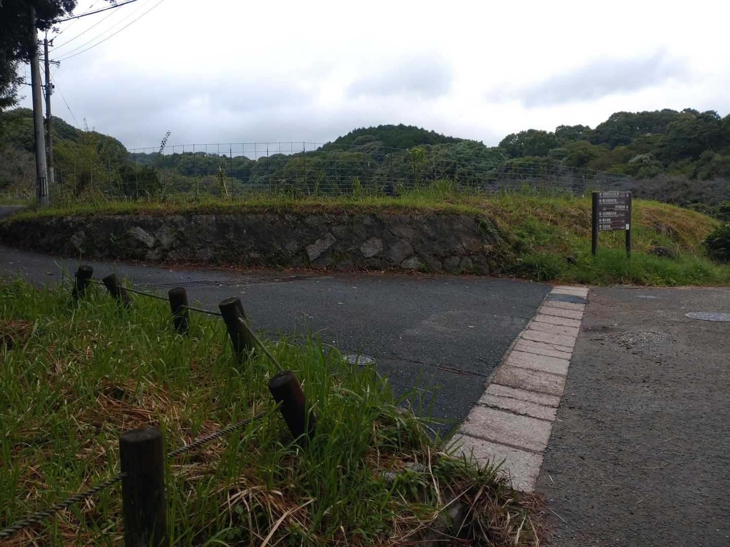 左へ