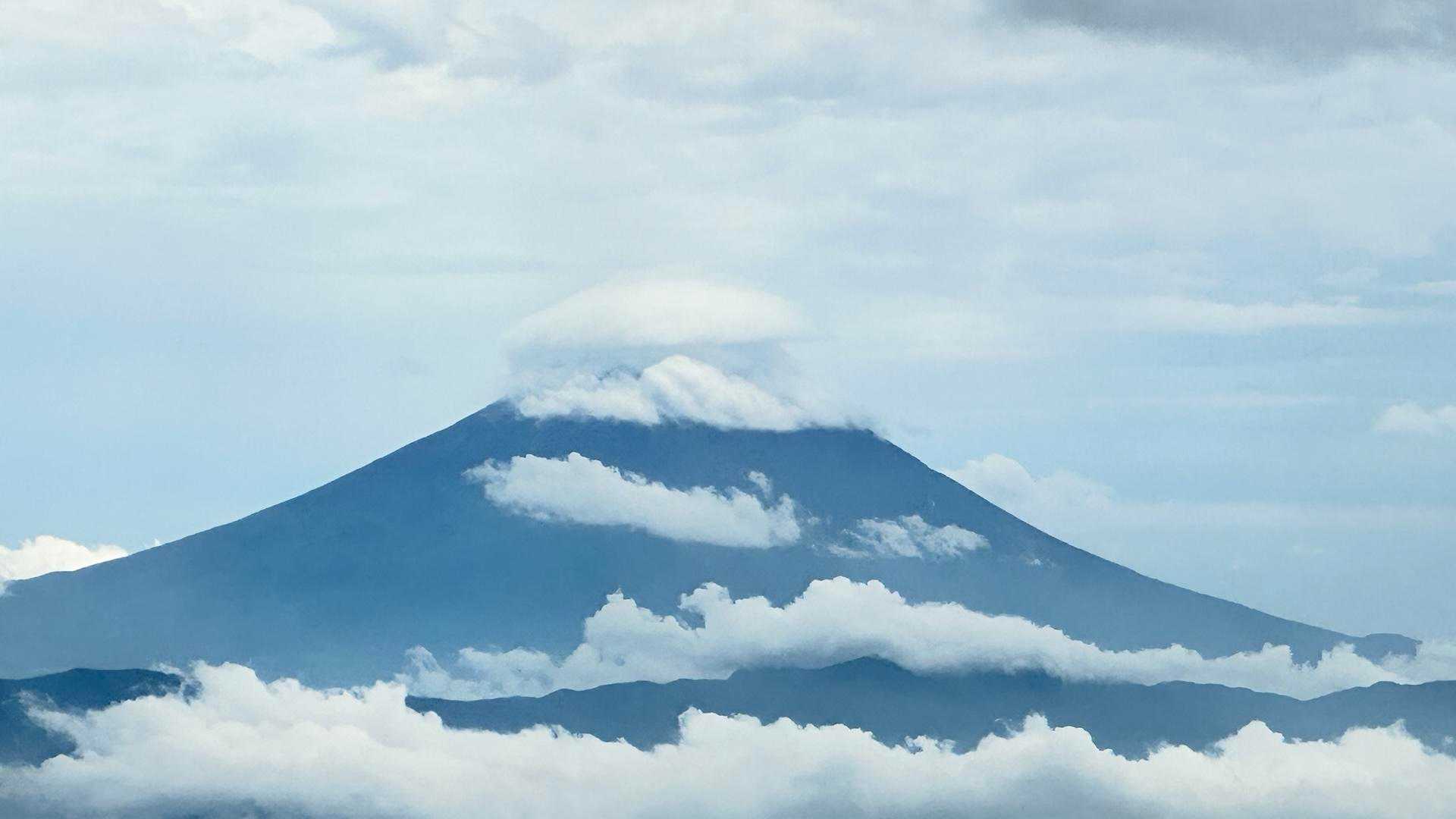 笠雲のかかった富士山