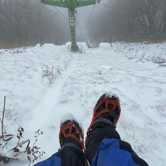 誰もいないリフト乗り場から下を