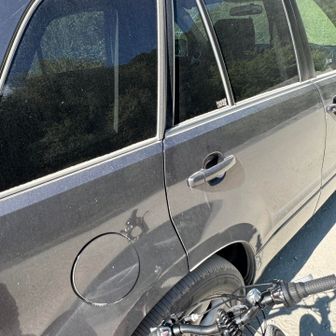 で、戻ったところ、車に土粉が積もりまくり🤢
土煙上げてダンプが来るので、着替えも余韻に浸るもせず、逃げるように去り、しばらく走った舗装路の日陰スペースでいつもの下山後ルーティンを。