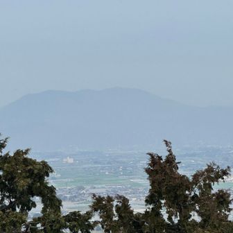 宝満山方面です。霞んでいるが、かろうじて姿が見えました。