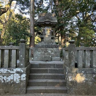 素晴らしい石宮です。
お正月飾りが風で飛ばされていたので、拾って縄に付けておきました🙏
本当は違う付け方やもしれませんが、心ばかりです🙇‍♀️