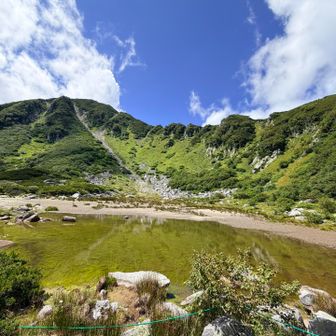 この濃ヶ池は2万年前に氷河期に形成されたとか､､
中央アルプスの唯一の氷河期のものらしいです👍
静かで､なかなかいい雰囲気です♪
オニヤンマが飛んでいました