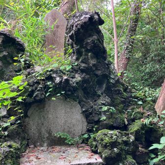白鳥神社と言えばヤマトタケル伝説。
日本武尊を祀った石塚あり。昔は山頂に社殿があって眺めも今よりは良かったそうです。