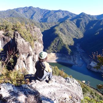 座ってみました。
あれは三瀬明神山かな？