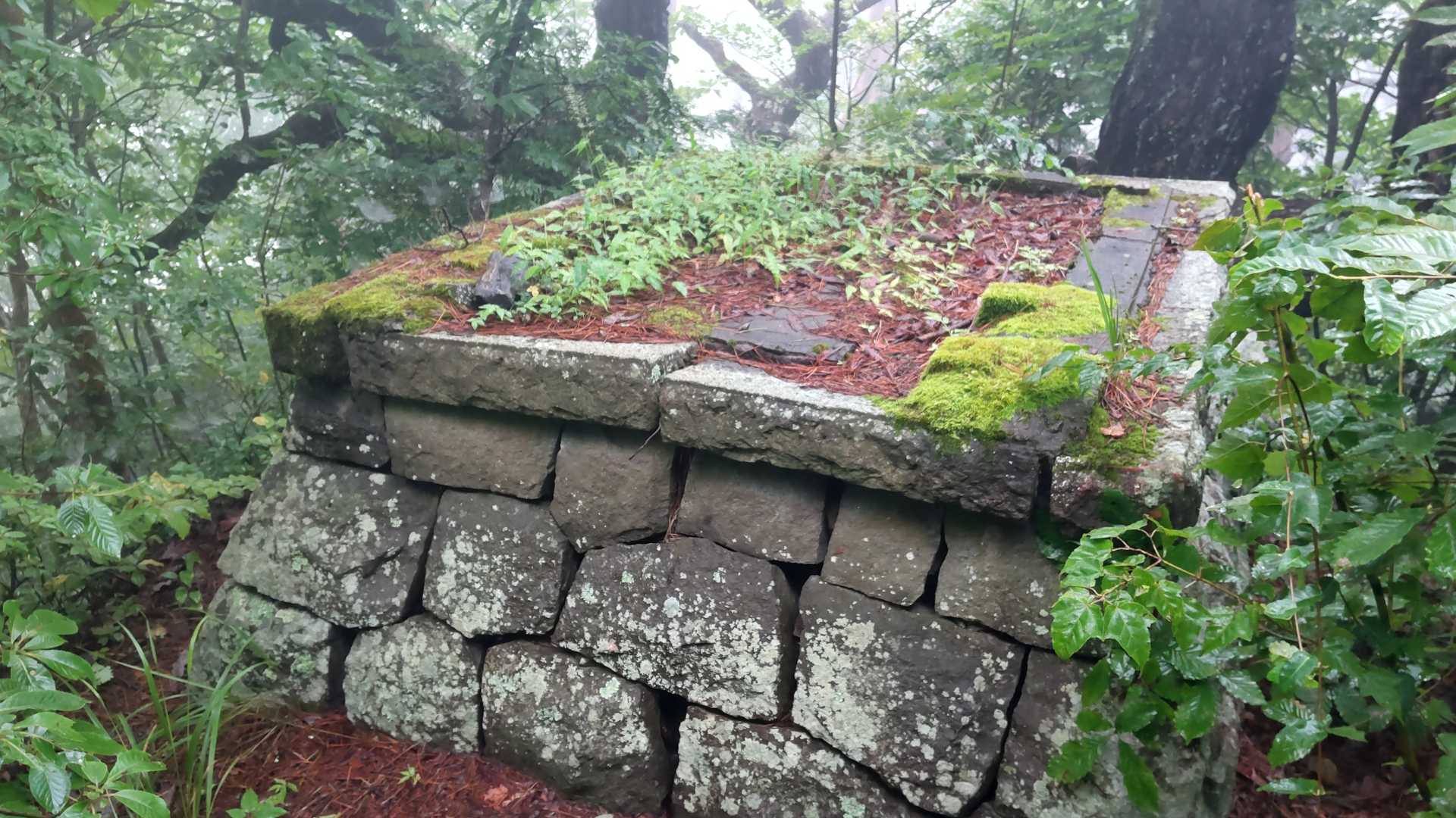 この土台は何？水晶岩を乗っけてた？