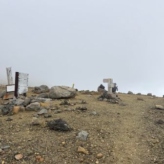 御鉢平からの道との合流地点の分岐。
